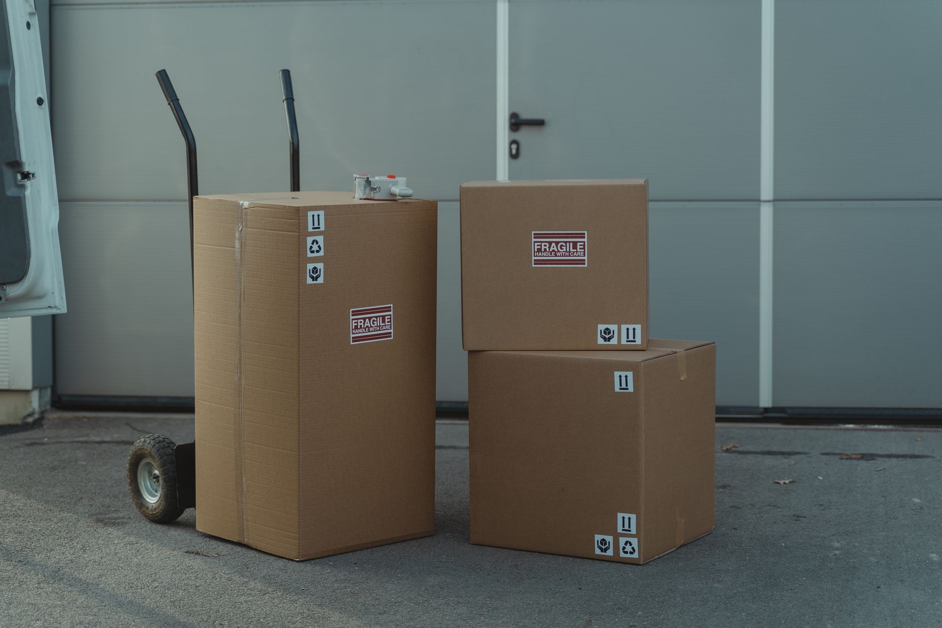 Cajas etiquetadas y protegidas con técnica profesional cazeus