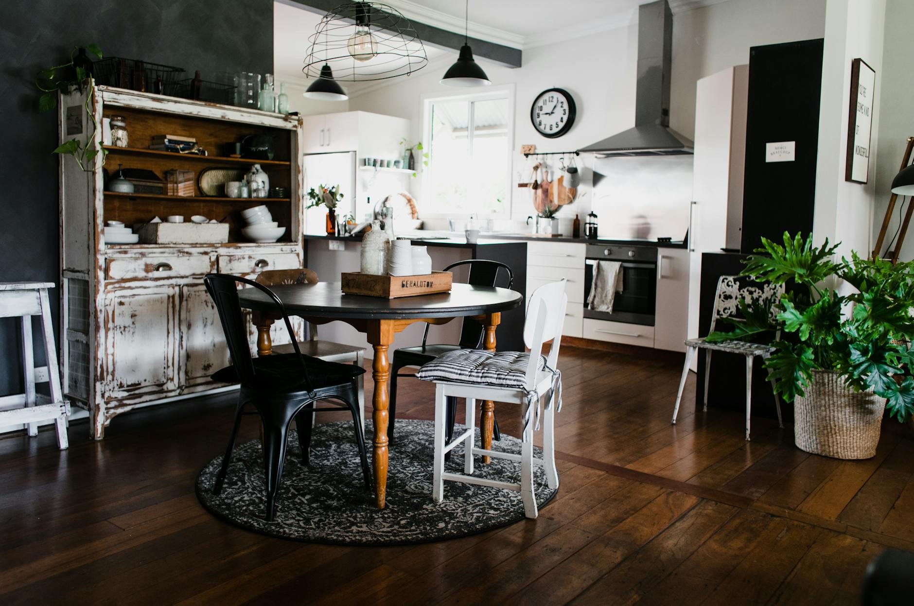 Cocina organizada con vajilla documentada para mudanza